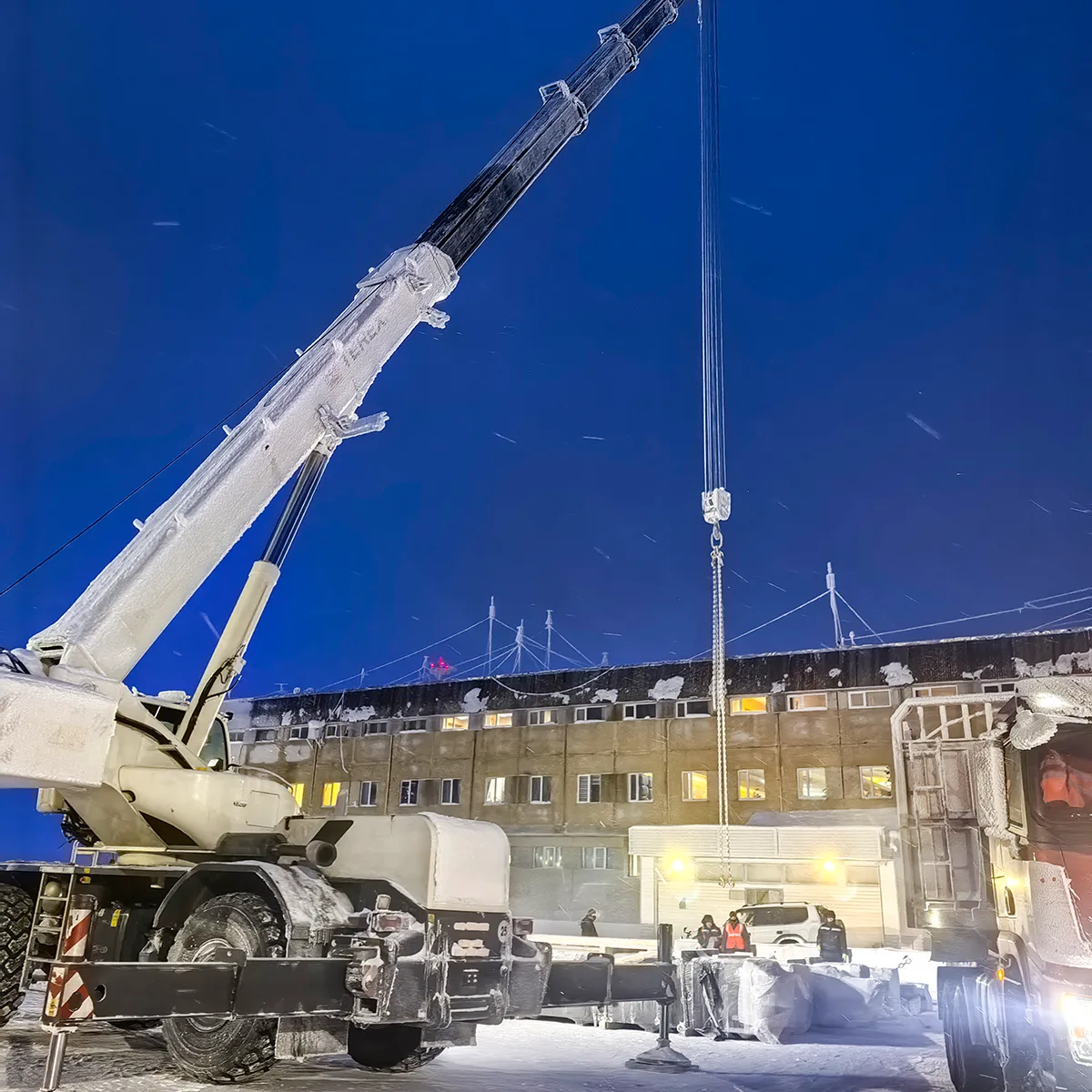 Крановые работы в Аппапельгино при строительстве аэропорта