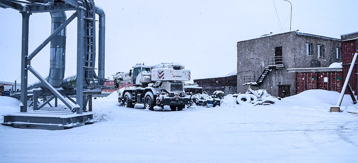 На улице стоит техника